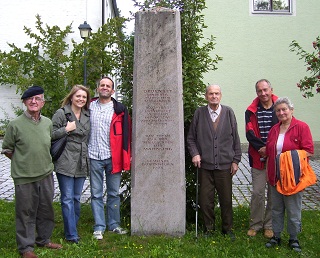 Foto der FW am jüdischen Gedenkstein in Buttenwiesen